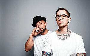 Christopher Seiler (links) und Bernhard Speer sind Seiler und Speer. Die Österreicher gehören in ihrem Heimatland aktuell zu den angesagtesten Künstlern überhaupt und füllen die ganz großen Konzertsäle und Arenen. Am 5. September spielen sie mit ihrer Band im Rahmen des Milchwerk Musik Festivals in Radolfzell.