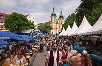 Der Residenzbereich füllt sich meist schnell nach der Eröffnung des DonauquellFests am Samstag.