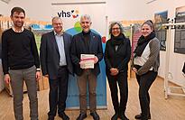 Bereits seit vielen Jahren arbeiten die Volkshochschulen Bad Säckingen und Wehr zusammen. Das Ergebnis ist ein umfangreiches Programm der Erwachsenenbildung. Auf dem Bild (von links): der neue Vhs-Leiter Bad Säckingen, Eduardo Hilpert, die beiden Bürgermeister Alexander Guhl und Michael Thater, die Wehrer Vhs-Leiterin Fatima Zobeidi-Weber und ihre Kollegin Lorena Brigande.