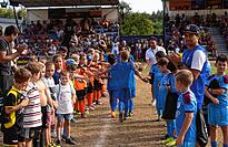 Wie die Gro&szlig;en d&uuml;rfen auch die Jugendkicker mit Musik und Applaus der G&auml;ste auf das Spielfest laufen.