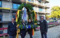 Der Neubau der Seniorenpflegeeinrichtung Bürgerheim nimmt Formen an. Jetzt ist Richtfest für den ersten Bauabschnitt gefeiert worden. Auf dem Bild (von links): OB Klaus Eberhardt, Bürgermeisterin Kristin Schippmann, Carina Schreiner, kaufmännische Betriebsleiterin des Bürgerheims und Projektleiter Werner Wohner, Amtsleiter des städtischen Gebäudemanagements.
