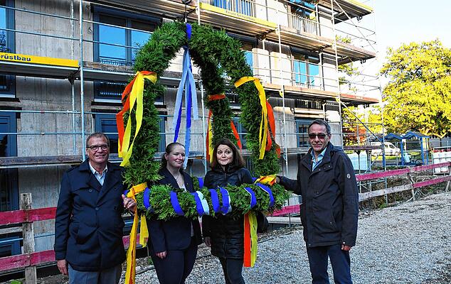 Der Neubau der Seniorenpflegeeinrichtung Bürgerheim nimmt Formen an. Jetzt ist Richtfest für den ersten Bauabschnitt gefeiert worden. Auf dem Bild (von links): OB Klaus Eberhardt, Bürgermeisterin Kristin Schippmann, Carina Schreiner, kaufmännische Betriebsleiterin des Bürgerheims und Projektleiter Werner Wohner, Amtsleiter des städtischen Gebäudemanagements.