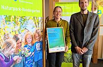 Das Programm „Naturpark-Kindergarten“ erhält die Nationale Auszeichnung für BNE: Projektkoordinatorin Andrea Kenk und Holger Wegner, stellvertretender Geschäftsführer des Naturpark Südschwarzwald e. V. freuen sich über die Urkunde.