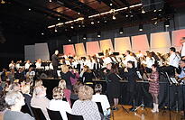 Beim Finale des Galakonzerts stehen mit der Jugendkapelle und der Stammkapelle 120 Musikerinnen und Musiker auf der B&uuml;hne - und davor noch rund 30 Ehemalige. Bild: Pilz