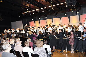 Beim Finale des Galakonzerts stehen mit der Jugendkapelle und der Stammkapelle 120 Musikerinnen und Musiker auf der Bühne - und davor noch rund 30 Ehemalige. Bild: Pilz