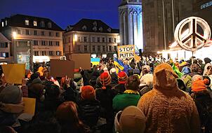 Demonstration für Frieden in der Ukraine am Samstagabend auf dem Konstanzer Münsterplatz.