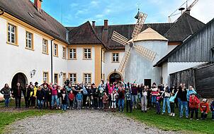 Die Akteure vor den Kulissen im Riederner Klostergarten.