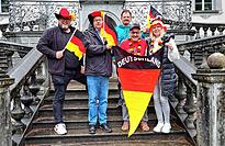 Sie freuen sich auf ein gro&szlig;es Fu&szlig;ballfest im Schlosspark: (von links) Thomas Ays, Leiter des Tourismus- und Kulturamtes, B&uuml;rgermeister Alexander Guhl, Lukas Huber, Elmar Huber und Katja Stengritt.