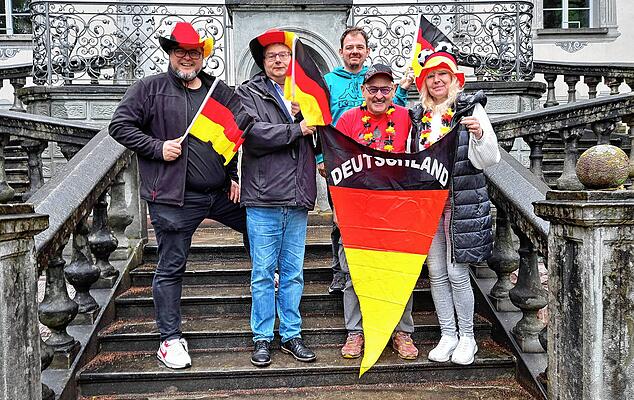 Sie freuen sich auf ein großes Fußballfest im Schlosspark: (von links) Thomas Ays, Leiter des Tourismus- und Kulturamtes, Bürgermeister Alexander Guhl, Lukas Huber, Elmar Huber und Katja Stengritt.
