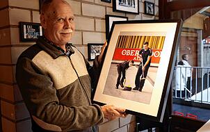 Uwe Hantschel (Schatzmeister Curlingclub Schwenningen) mit dem Bild der aktuellen Hoffnungsträger des Vereins, Fiona und Till Wunderlich vom Curling Club Schwenningen.