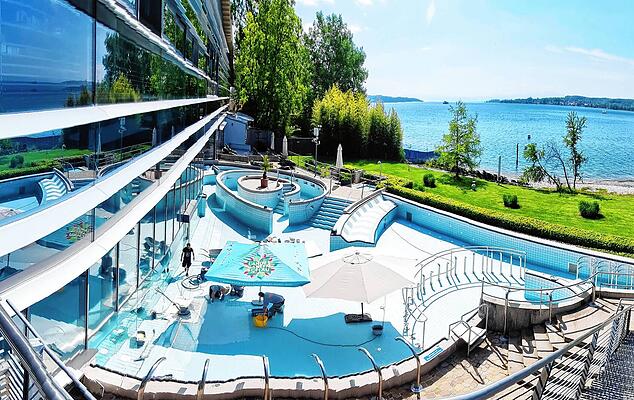 Eine der größten und kostspieligsten Baustellen der Revision in der Bodensee Therme Überlingen war das neue Verfugen des Thermal-Außenbeckens. Seit Samstag wird dort wieder gebadet.
