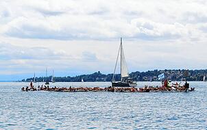 So sieht es aus, wenn 215 Personen auf 131 Stand-up-Paddling-Boards SUP-Yoga machen. Dies ist der Weltrekordversuch im Rahmen des Wassersportfestivals auf der Landesgartenschau.