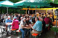 Der Festsonntag in der Waldsiedlung ist beliebt bei Jung und Alt. Diesmal findet das Fest auf dem Schulhof statt.