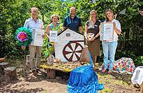 Freude über die Zertifizierung (v. l.): Bürgermeister Oliver Fiedel, Landrätin Marion Dammann, Roland Schöttle und Andrea Kenk (alle Naturpark Südschwarzwald e. V.) und Kindergartenleiterin Natalie Glock.