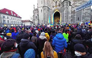 Rund 2.000 Menschen versammelten sich am Samstagabend auf dem Münsterplatz, um sich solidarisch mit den Menschen in der Ukraine zu zeigen.