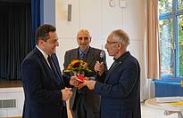 Der Caritas-Finanzvorstand Markus Schreiber (links) wurde von Michael Stöffelmaier und Rupert Kubon (rechts) für sein besonderes Engagement geehrt und gleichzeitig verabschiedet.