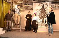 In &bdquo;Peter Trom &ndash; Der Geiger von S&auml;ckingen&ldquo; wird eine ganz andere Geschichte erz&auml;hlt. Auf der B&uuml;hne des Festspielgemeindehauses stehen (von links): Helmut Kaltenbach, Detlef Bengs, Gerald Hacker, Anne-Kathrin Ragusa und Dennis Affeldt.