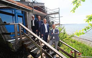 Freuen sich, dass die Bodensee Therme seit Samstag wieder geöffnet hat und in neuem Glanz erstrahlt (von links): Betriebsleiter Peter Koop, Geschäftsführer Stadtwerke Überlingen, Oberbürgermeister Jan Zeitler, Jürgen Jankowiak, und Philipp Quell, Geschäftsführer des Betreibers Aquapark Management.