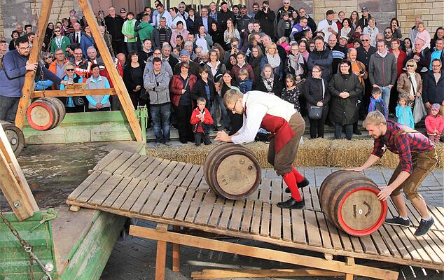 Es ist inzwischen ein Highlight der Bräunlinger Kilbig: Das Bierfassrollen begeistert die Zuschauer am Kilbig-Sonntag