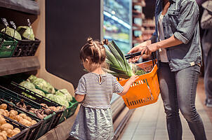 Mom and daughter are shopping at the supermarket Einkaufen, Kindergeld, Tierwohl – das Jahr 2026 kommt mit vielen (kleinen) Änderungen.