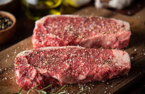 Vor dem Grillen das Fleisch ordentlich würzen und dann mindestens eine Stunde auf einen Rost in den Kühlschrank. Am besten länger.