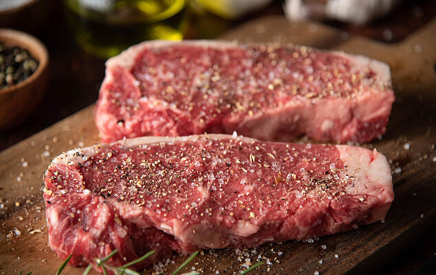 Vor dem Grillen das Fleisch ordentlich würzen und dann mindestens eine Stunde auf einen Rost in den Kühlschrank. Am besten länger.