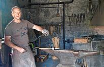 W&auml;hrend des Kunstst&uuml;ckchenmarktes ist auch wieder ein Schmid bei der Arbeit zu sehen.