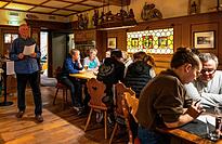 Beim Quizzen kommen die Menschen in alten Gasthäusern zusammen.