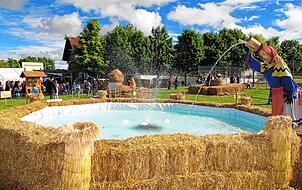 Wasserspiele im Stroh.