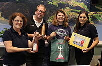 Sie wollen sowohl f&uuml;r Einheimische als auch f&uuml;r G&auml;ste da sein (von links): Annette Kolb, Teamleiter Frank Baier, Lena Piskernik und Larissa Kist.