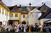 Vor der beeindruckenden Kulisse des Klosters in Riedern spielt der Theaterverein Zeitschleuse sein neues Stück. Die Windmühle gehört zur Theaterkulisse, denn das neue Stück „Die schwarze Rose“ trägt den Untertitel „Das Leben von Heinrich Ernst Kromer, in Kampf gegen Windmühlen“.