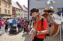 Das One-Man-Band-Stra&szlig;enmusik-Spektakel &bdquo;Rambo-Tschambo-Ohrwurm-Band&ldquo; unterhielt 2022 in Br&auml;unlingen die Besucher.
